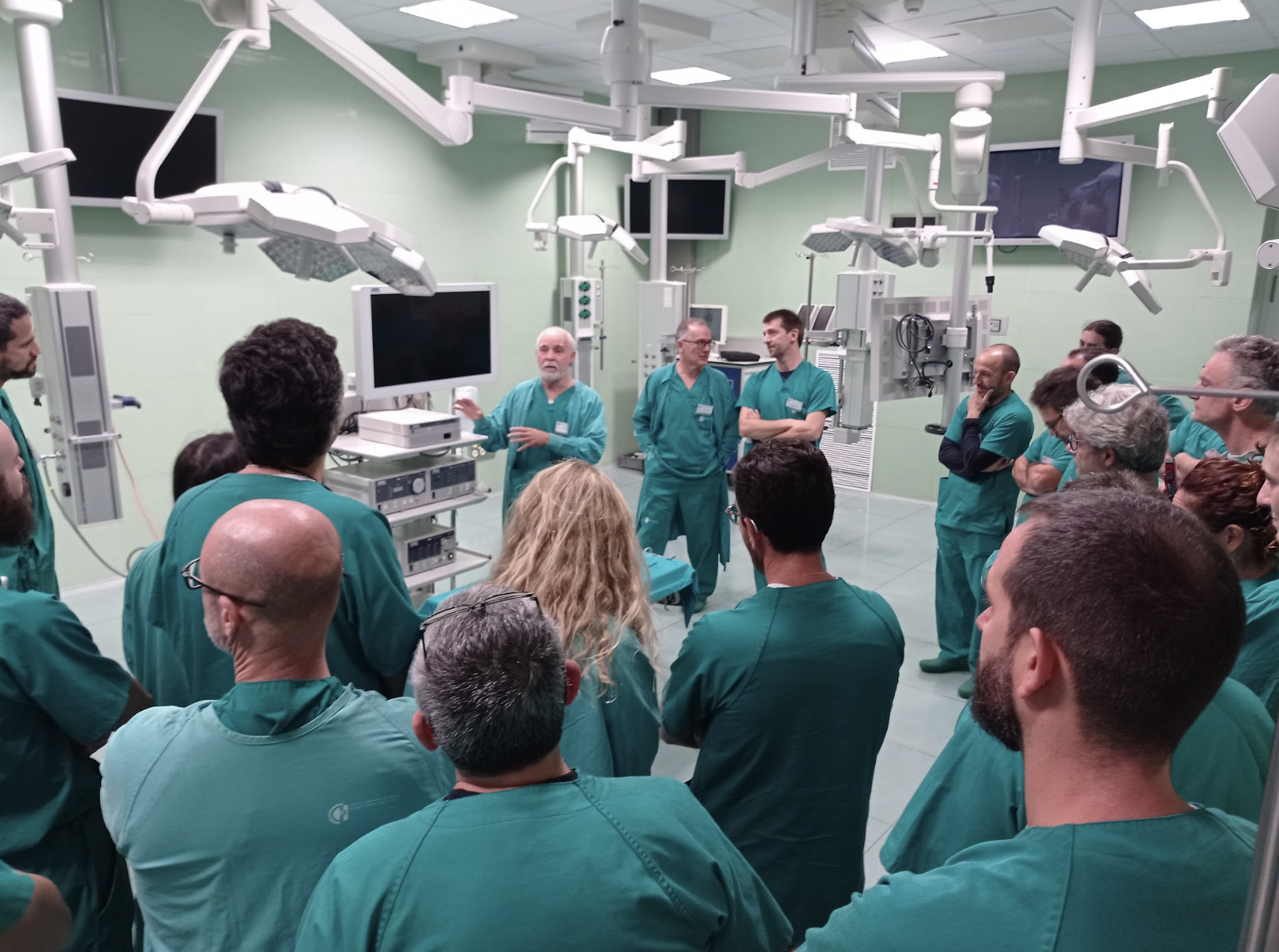Tris Sampayo impartiendo formación práctica de endoscopia a un grupo de veterinarios