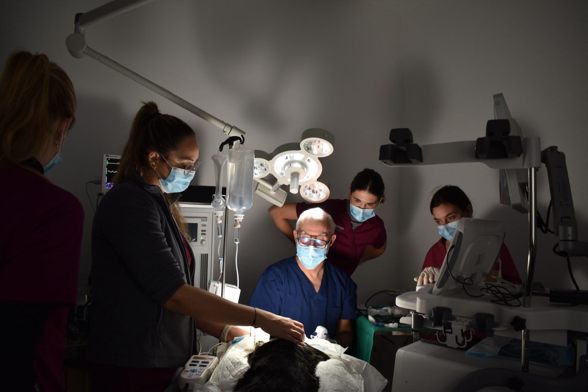 Equipo de la clínica trabajando en quirófano con torre de endoscopia
